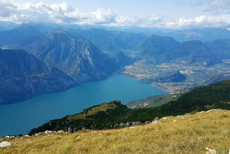 Vista panoramica del Lago di Garda dall’alto