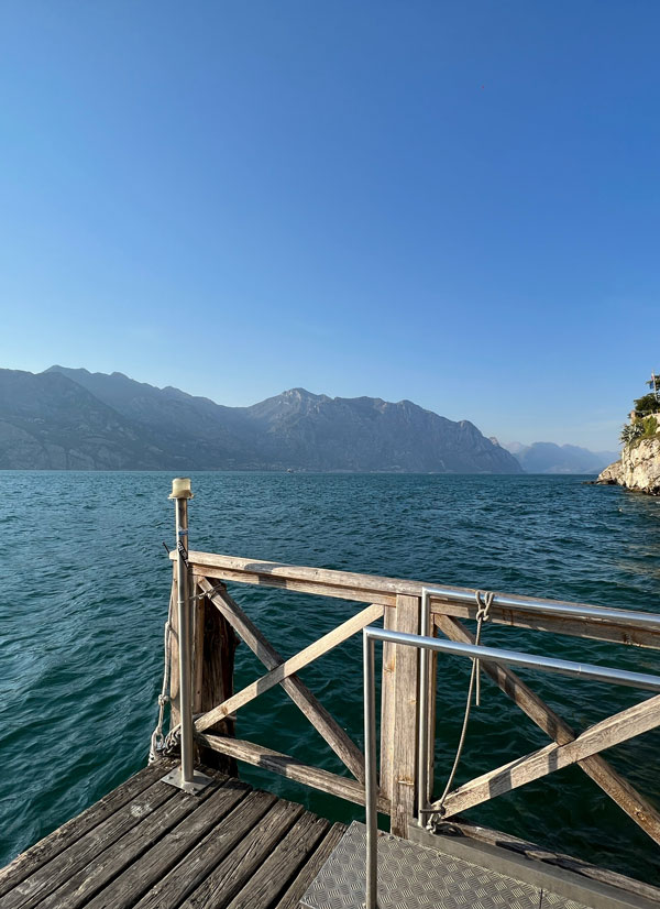 Pontile sul Lago di Garda vicino a Malcesine