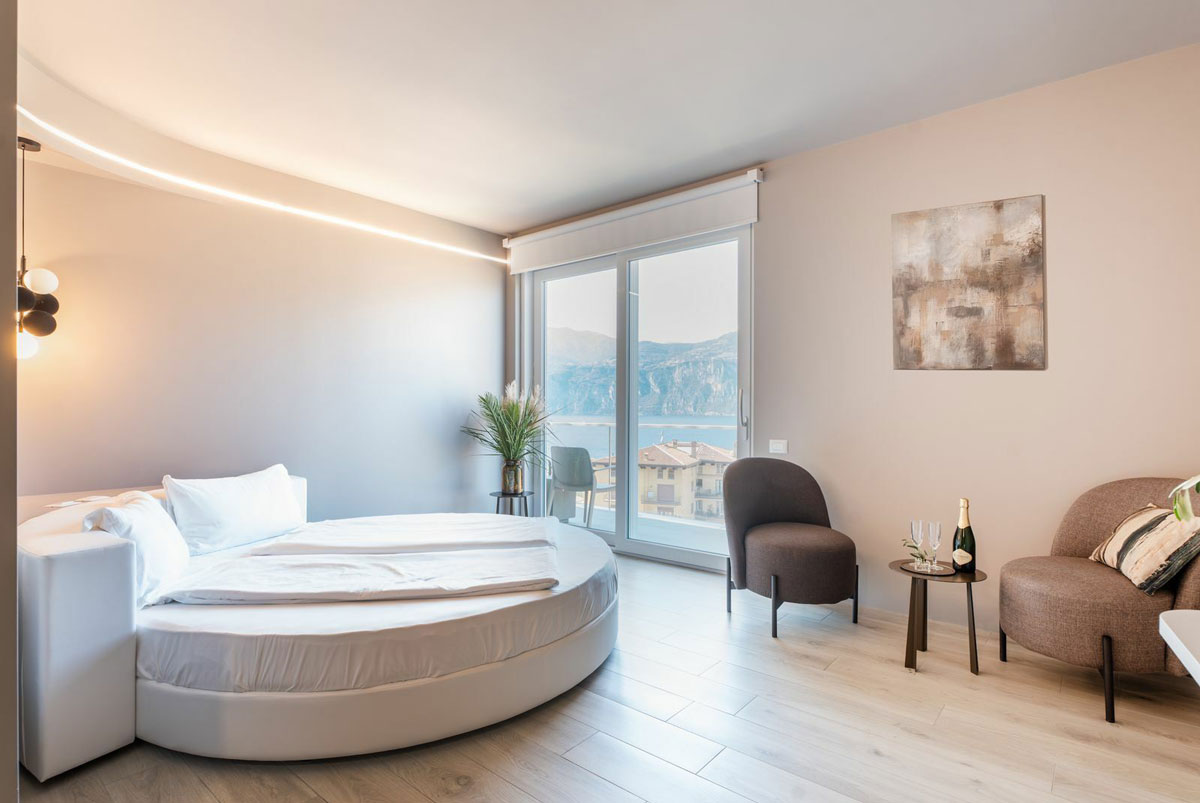 diana_malcesine_junior_suite_deluxe_balcone_vista_lago.jpg