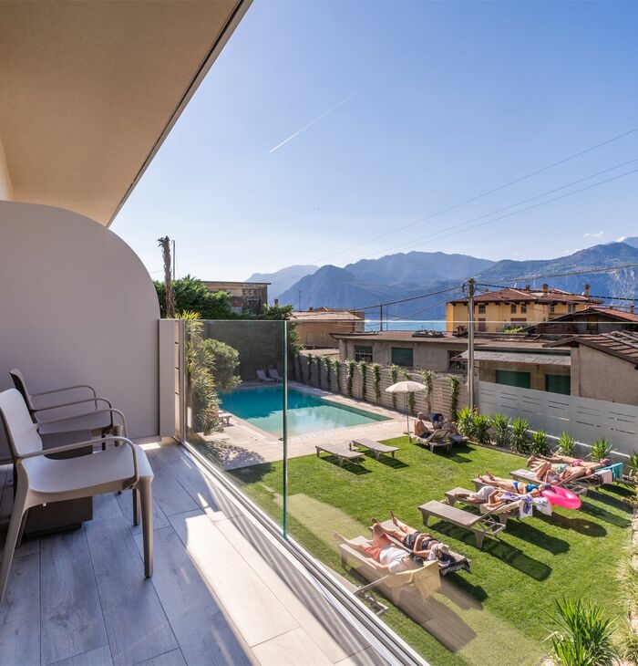 Doppelzimmer Prestige mit Balkon | Entspannung mit Blick auf den Pool