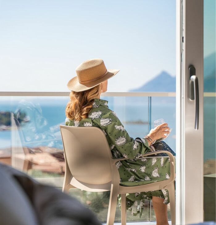 Superior Doppelzimmer mit Balkon und seitlichem Seeblick | Ein Blick auf den See