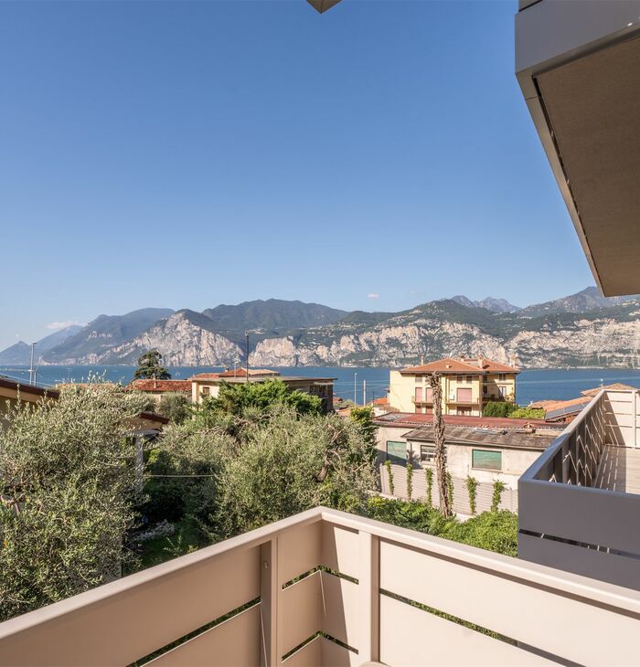 Superior Doppelzimmer mit Balkon und seitlichem Seeblick | Ein Blick auf den See