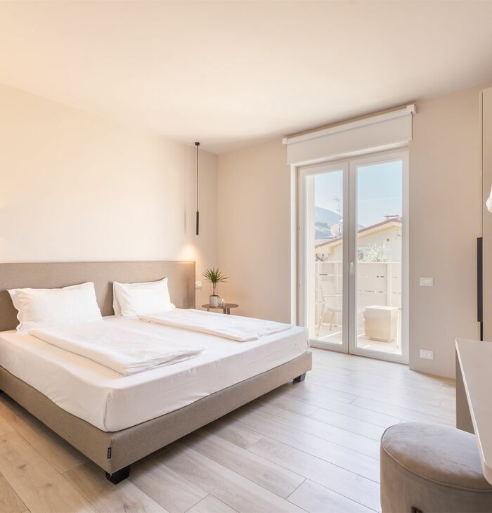 Superior Doppelzimmer mit Balkon und seitlichem Seeblick | Ein Blick auf den See
