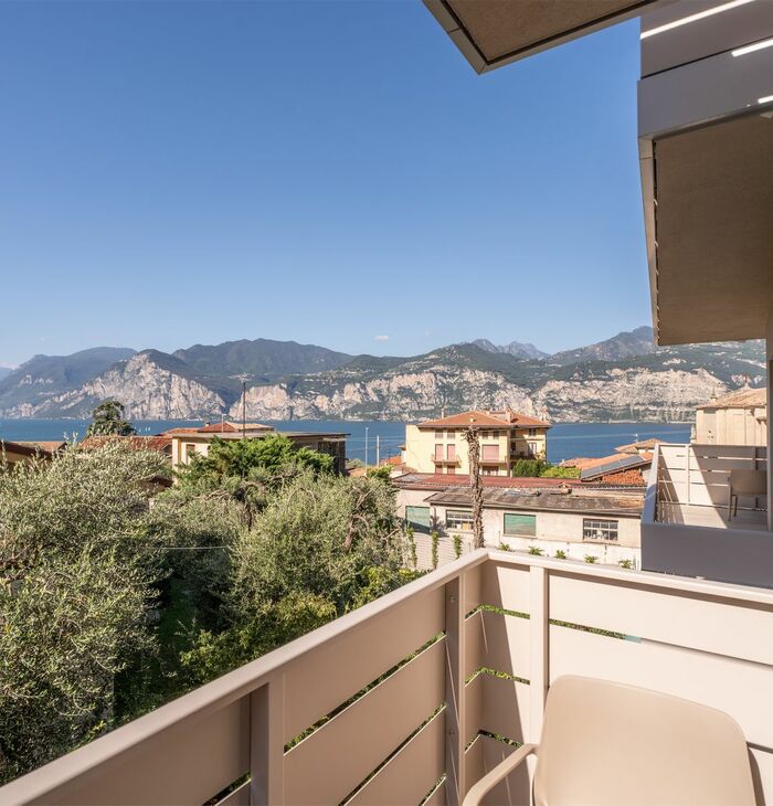 Superior Doppelzimmer mit Balkon und seitlichem Seeblick | Ein Blick auf den See