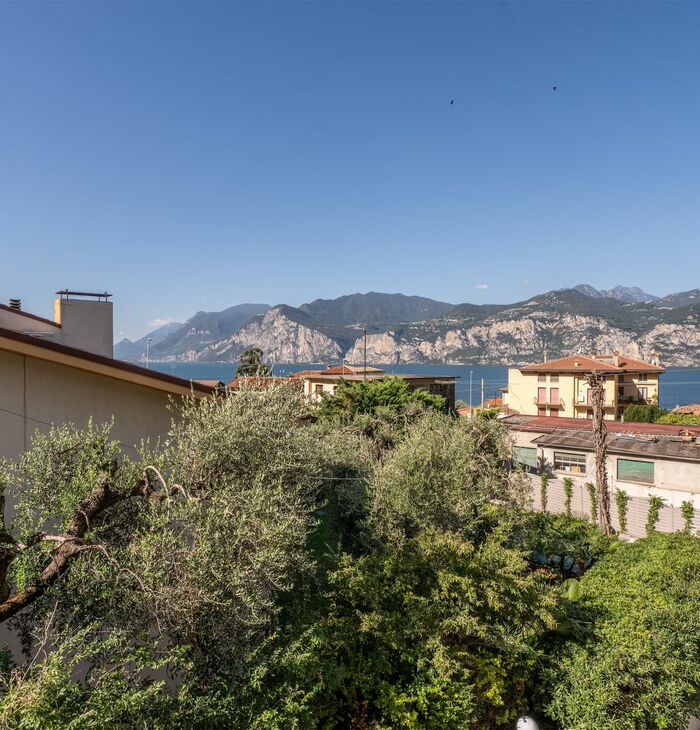 Superior Doppelzimmer mit Balkon und seitlichem Seeblick | Ein Blick auf den See