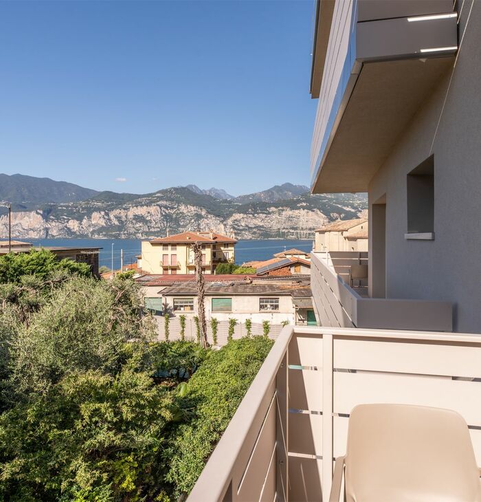 Superior Doppelzimmer mit Balkon und seitlichem Seeblick | Ein Blick auf den See