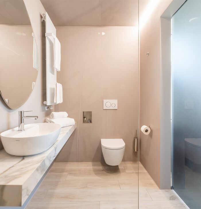 Junior Suite with balcony and lake view | Space and view