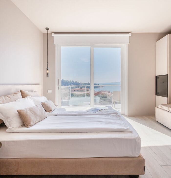 Junior Suite with balcony and lake view | Space and view