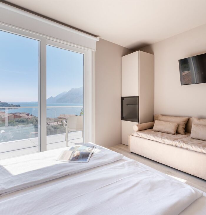 Junior Suite with balcony and lake view | Space and view