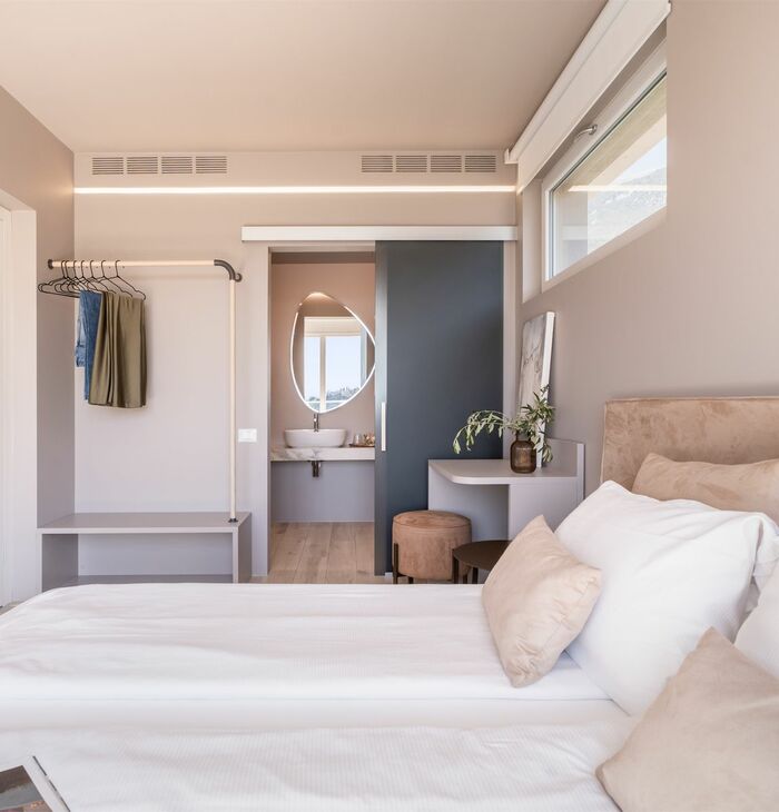Junior Suite with balcony and side lake view | Light and perspective