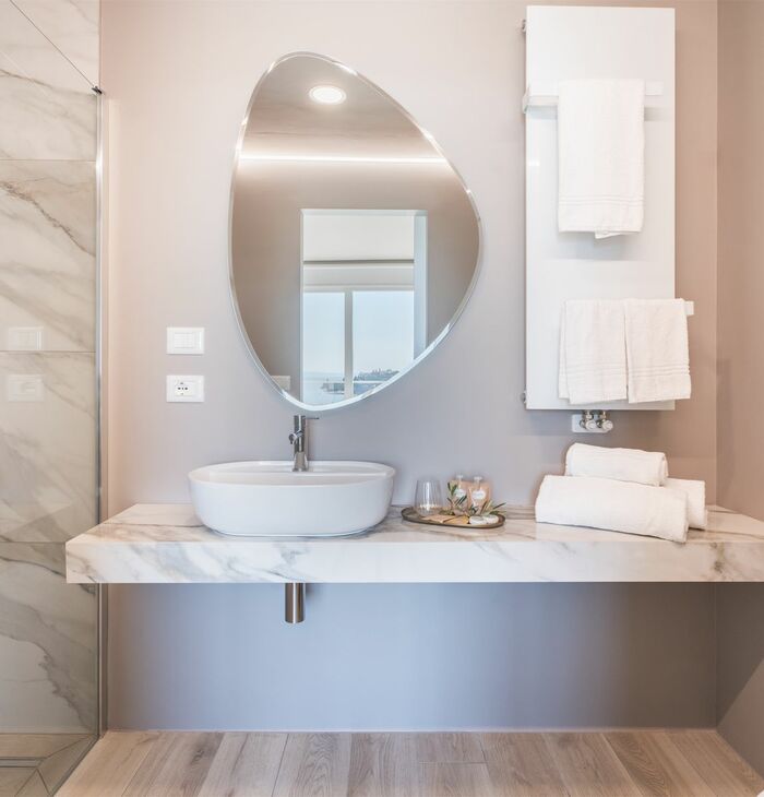Junior Suite with balcony and side lake view | Light and perspective