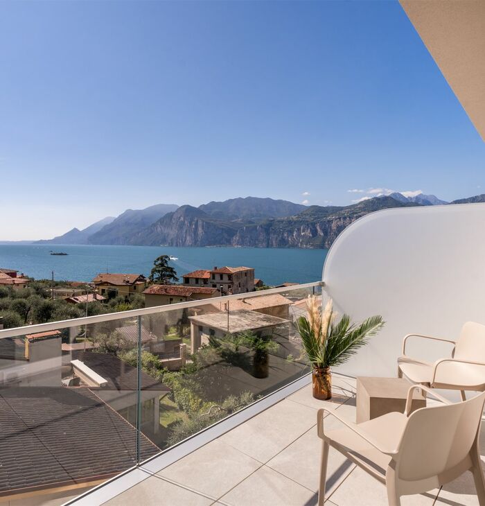 Junior Suite with balcony and side lake view | Light and perspective