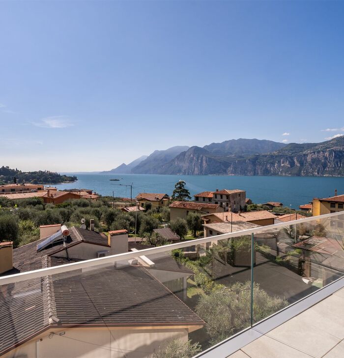 Junior Suite with balcony and side lake view | Light and perspective