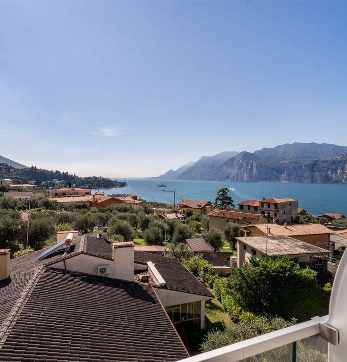 Junior Suite with balcony and side lake view | Light and perspective
