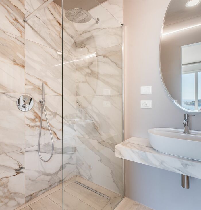 Junior Suite with balcony and side lake view | Light and perspective