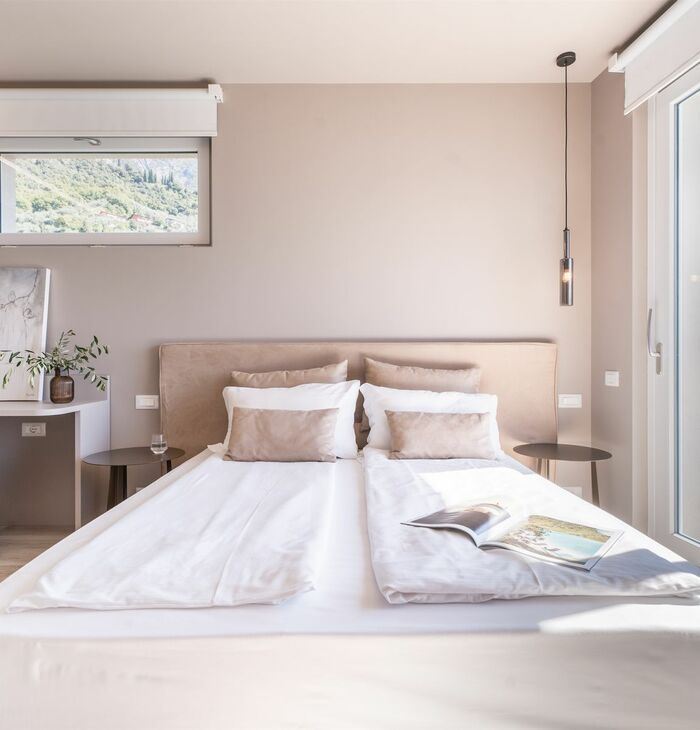 Junior Suite with balcony and side lake view | Light and perspective